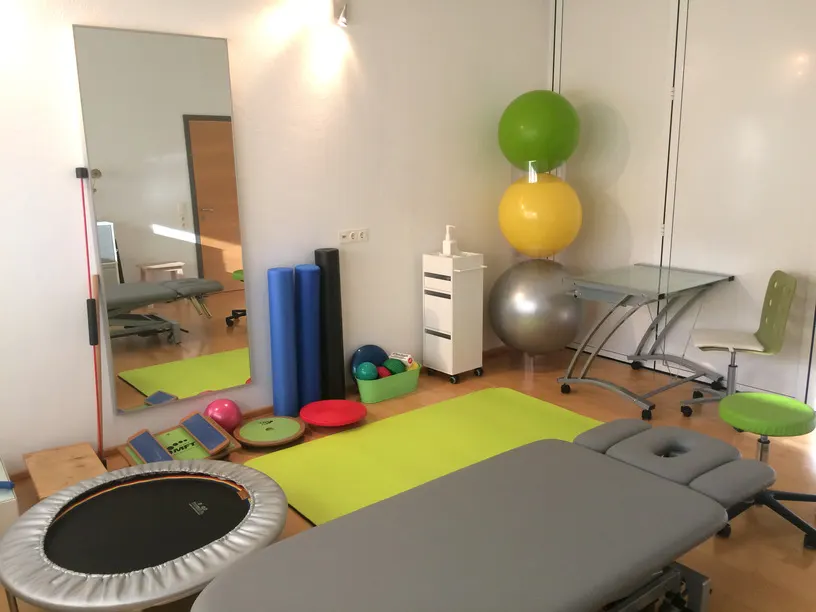 Therapieraum mit Bewegungs- und Trainingsmaterial